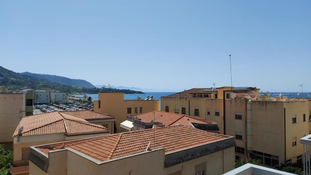 Casa Floridea -Mediterranea Sicilia Apt チェファル エクステリア 写真