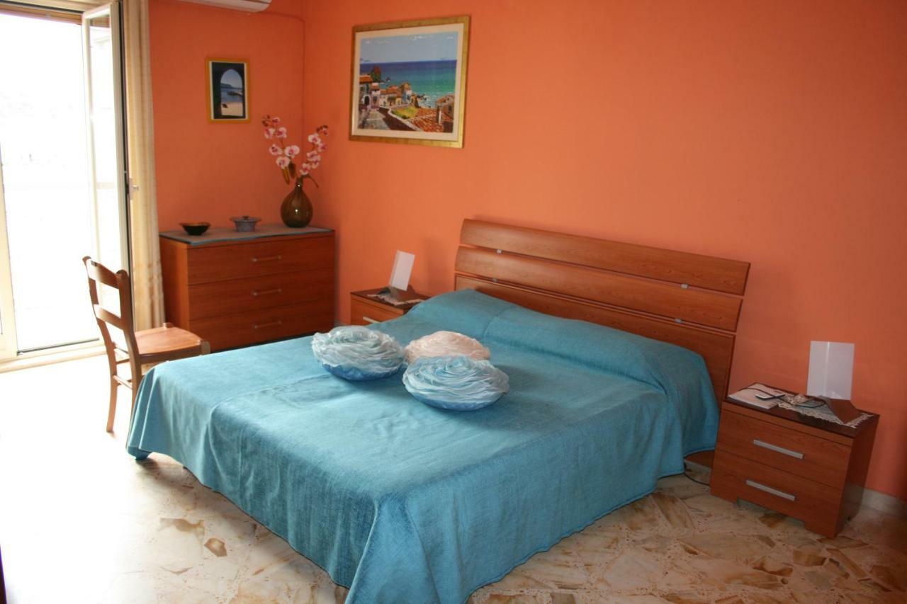 Casa Floridea -Mediterranea Sicilia Apt チェファル エクステリア 写真