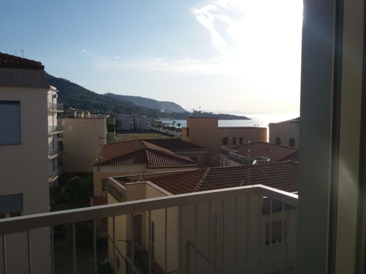 Casa Floridea -Mediterranea Sicilia Apt チェファル エクステリア 写真
